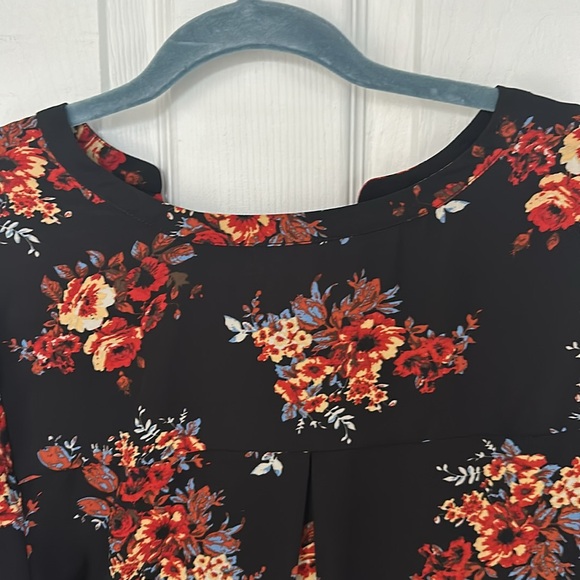 Daniel Rainn Size Large flowered blouse. open v neck with buttons at sleeves - Picture 8 of 9